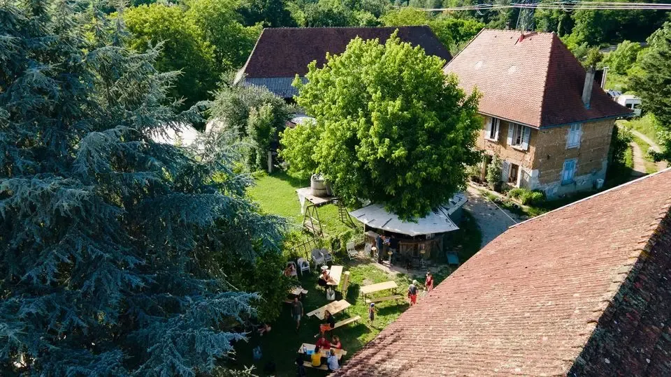 Ferme À Travers Champs