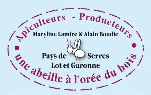 Une abeille à l'orée du bois